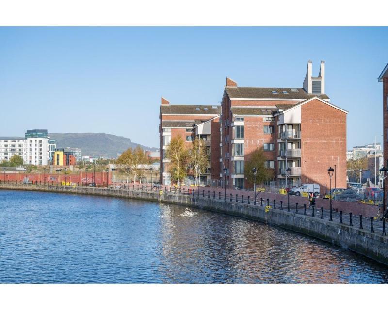 Five-Bedroom Deluxe Apartment image 2