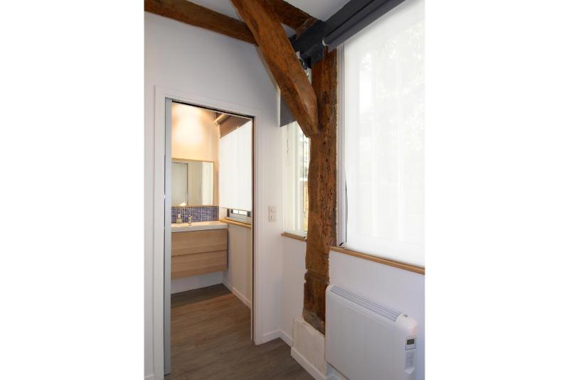 One-Bedroom Apartment image 4