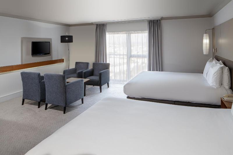 Premium Queen Room with Two Queen Beds image 3