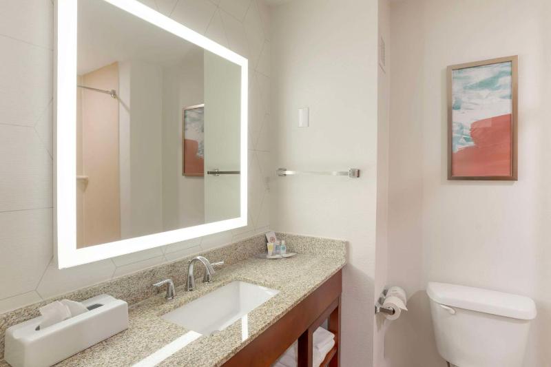 Queen Suite with Two Queen Beds - Non-Smoking image 2