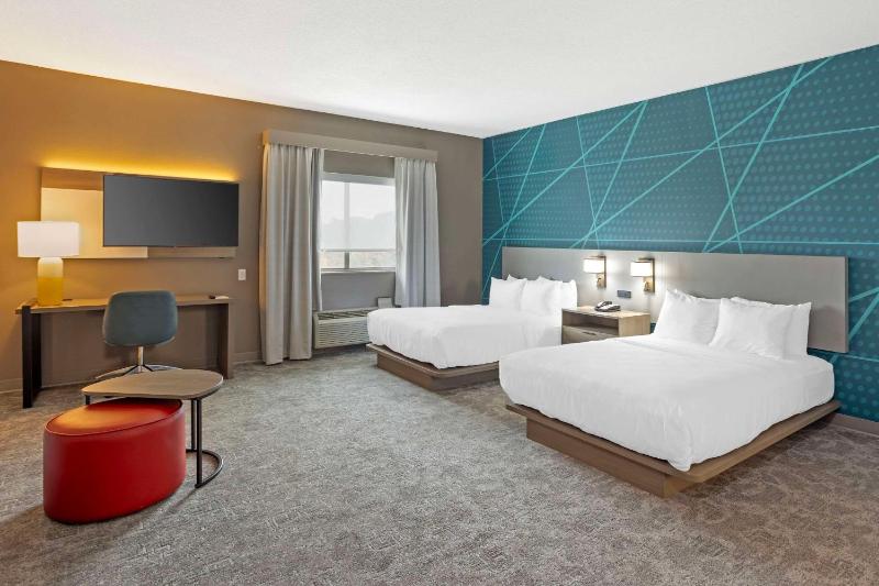 Queen Suite with Two Queen Beds - Non-Smoking image 4