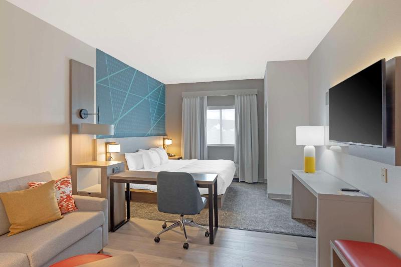 King Suite - Non-Smoking image 4