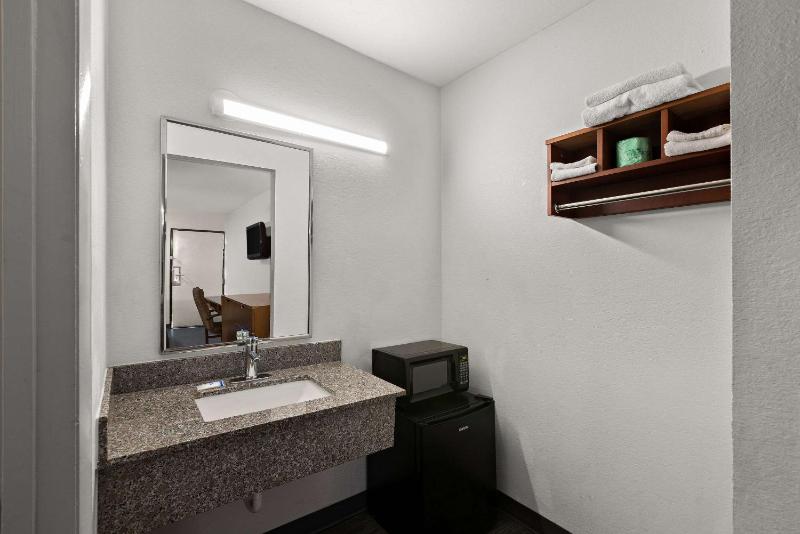 Quadruple Room with Two Queen Beds and Roll-In Shower - Disability Access/Non Smoking image 3