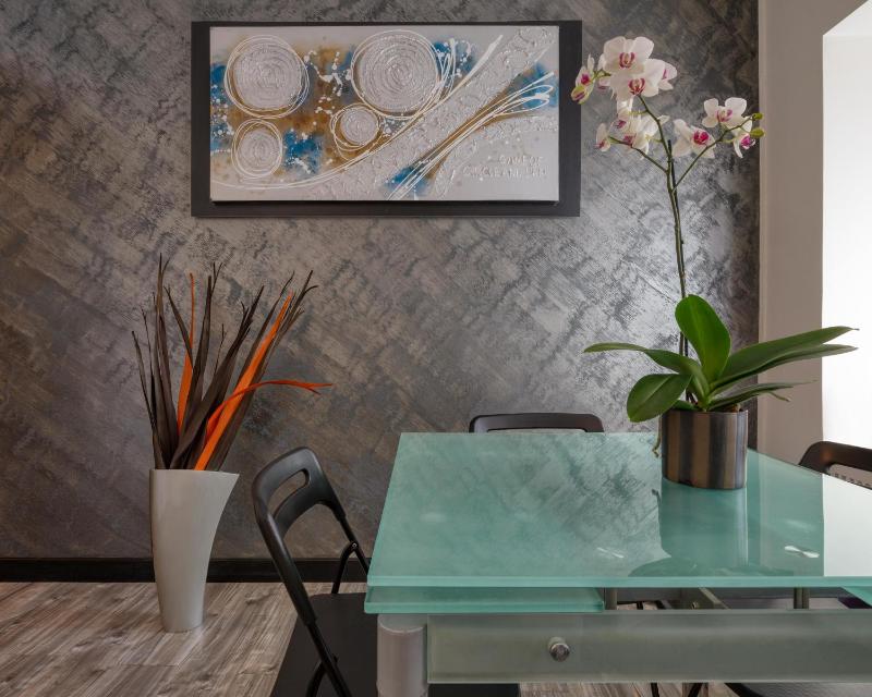 One-Bedroom Apartment image 1