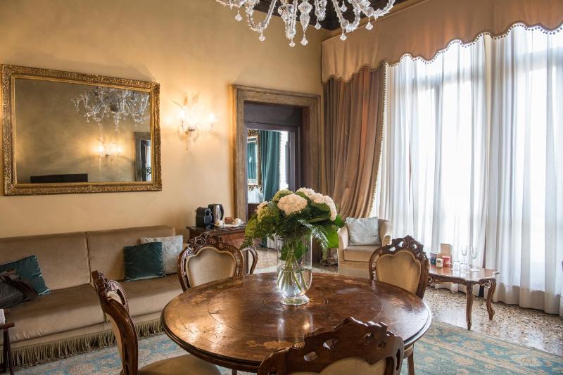 Presidential Suite image 3