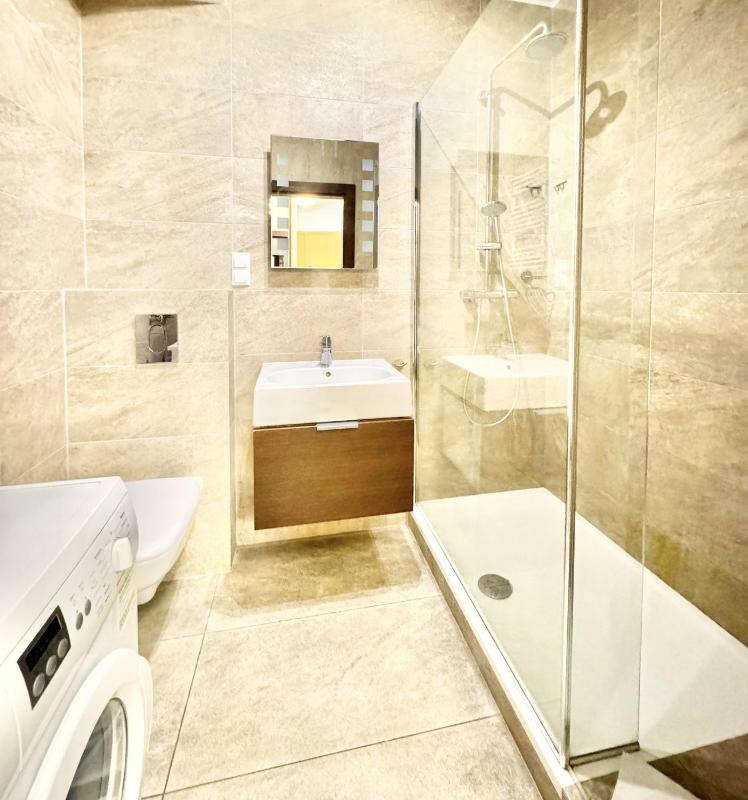 Deluxe One-Bedroom Apartment image 2