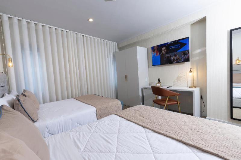 Hotel America - image 27