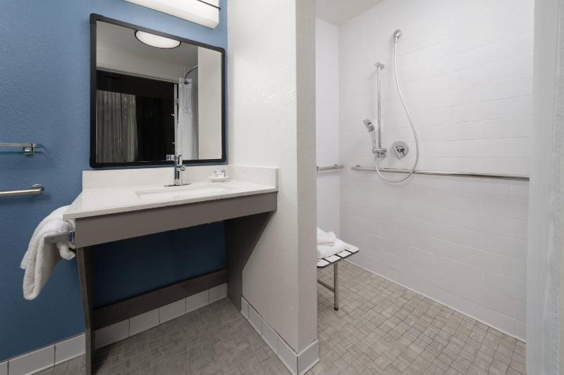 One-Bedroom King Suite with Sofa Bed image 2