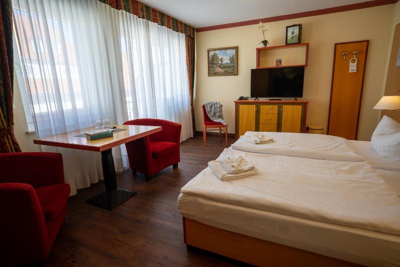 Double Room with Balcony / courtyard view  image 3