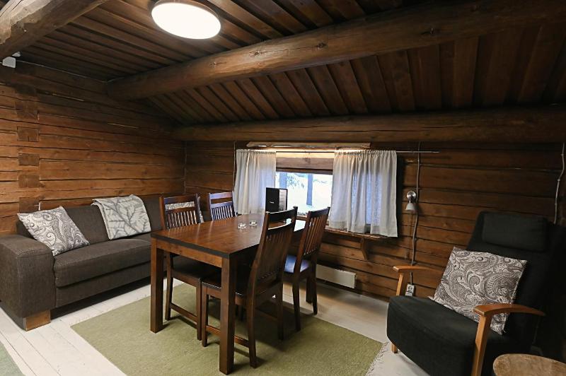 Classic Log Cabin Ski-in Ski-out - image 32