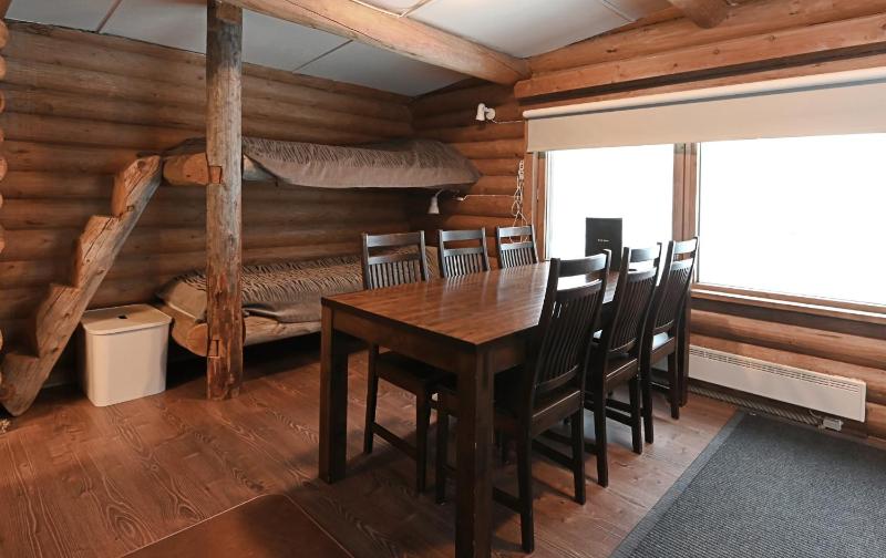Classic Log Cabin Ski-in Ski-out - image 11