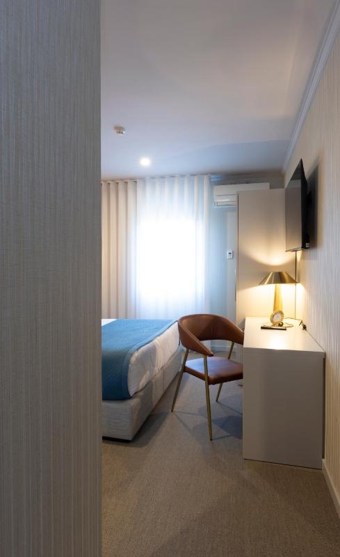 Hotel America - image 29