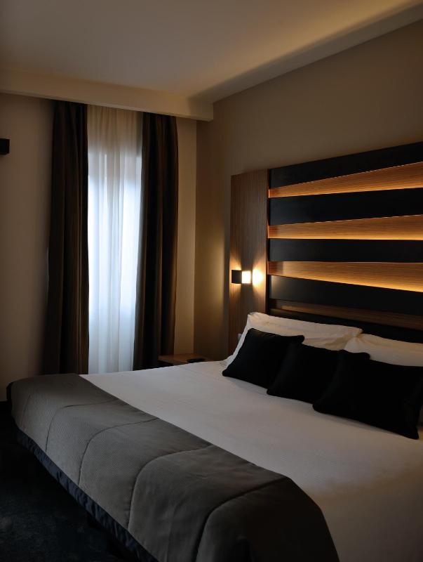Double or Twin Room image 3