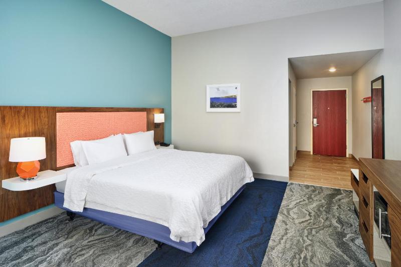 King Room with King Bed - Non-Smoking image 3