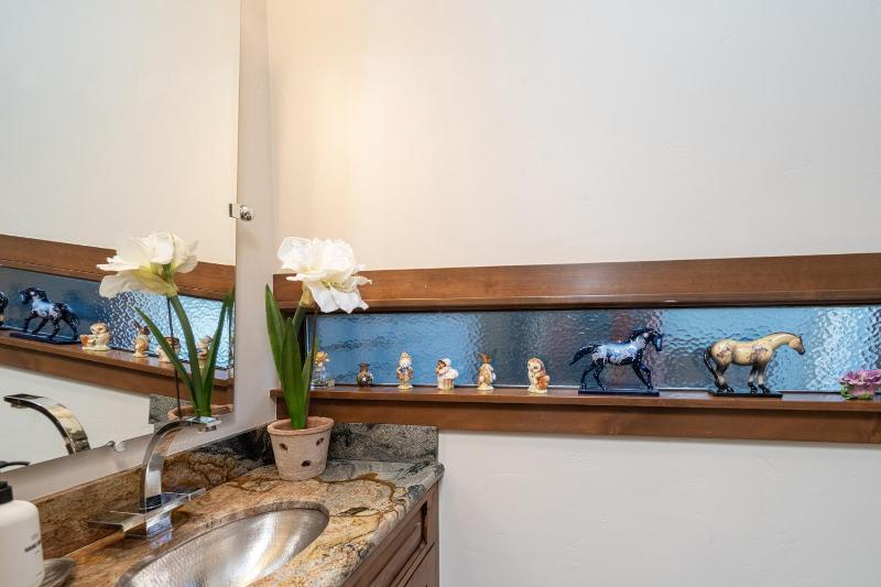 Walk to Festivals! Windows Fireplace Hot Tub condo - image 30