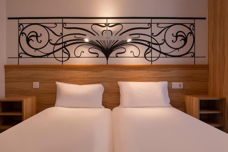 Standard Twin Room image 3