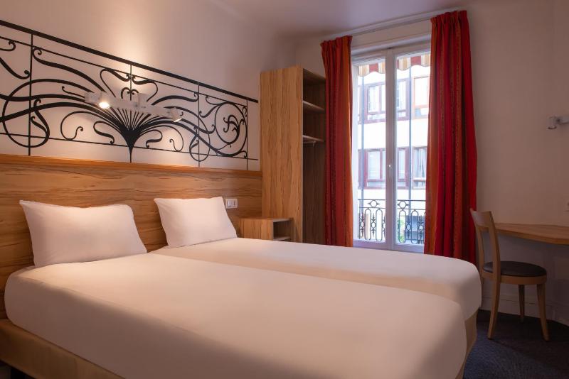 Standard Twin Room image 2