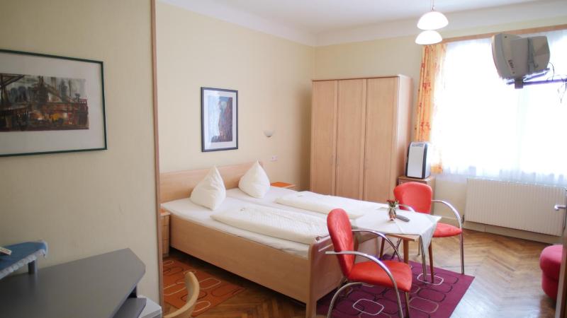 Single Room image 3