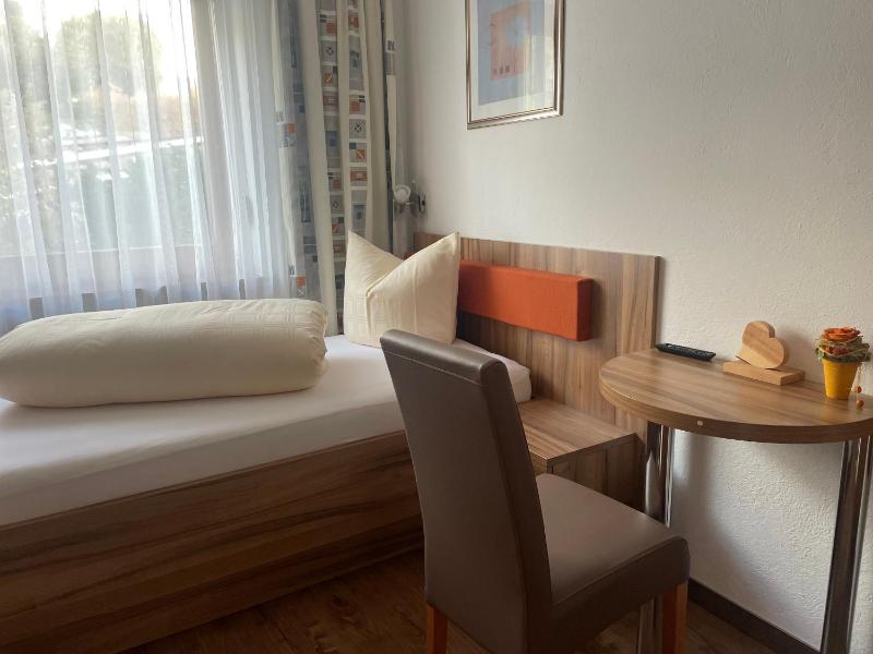 Single Room with Private External Bathroom image 3