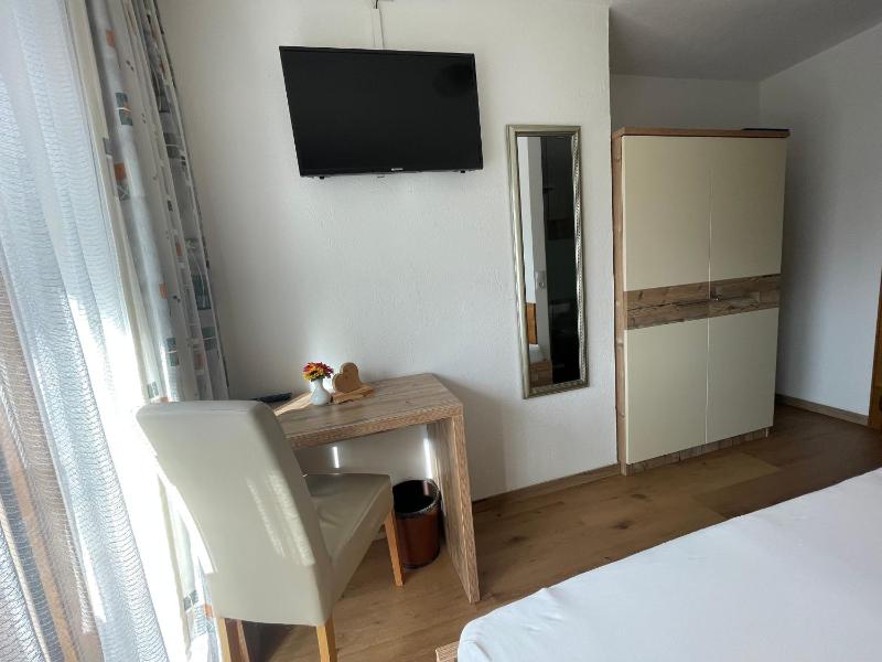 Single Room with King Bed image 4