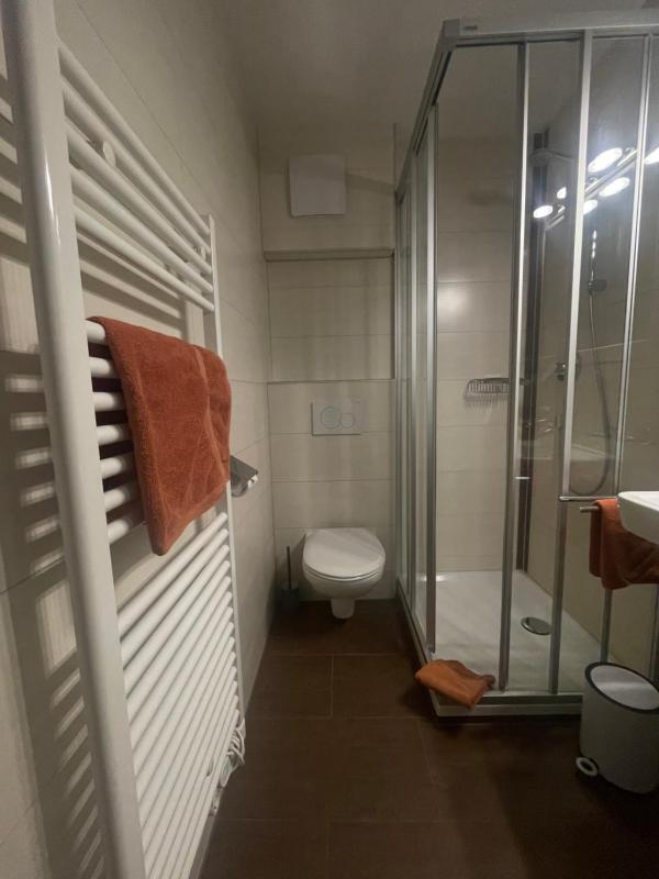 Single Room with King Bed image 3