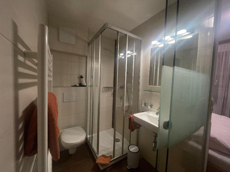 Single Room with King Bed image 2