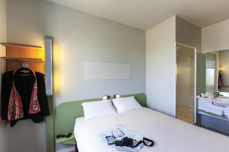 Standard Double Room - City Side image 4