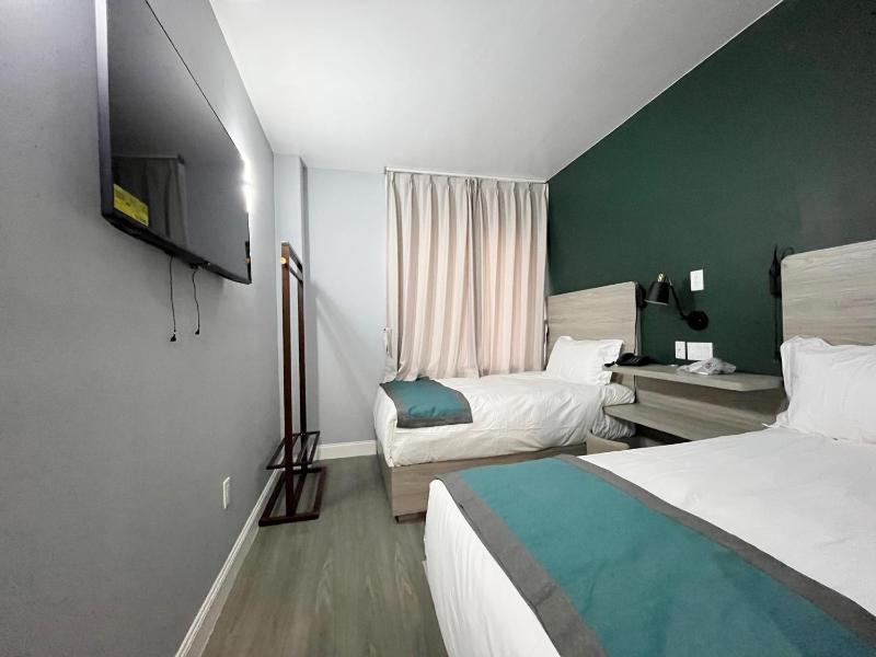 Twin Room with Private Bathroom image 3