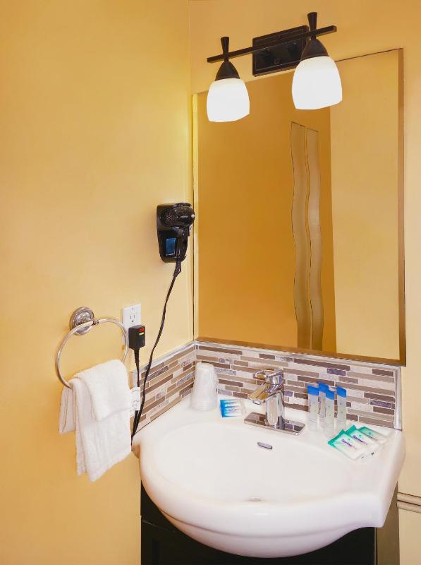 Standard Two Doubles Room image 4