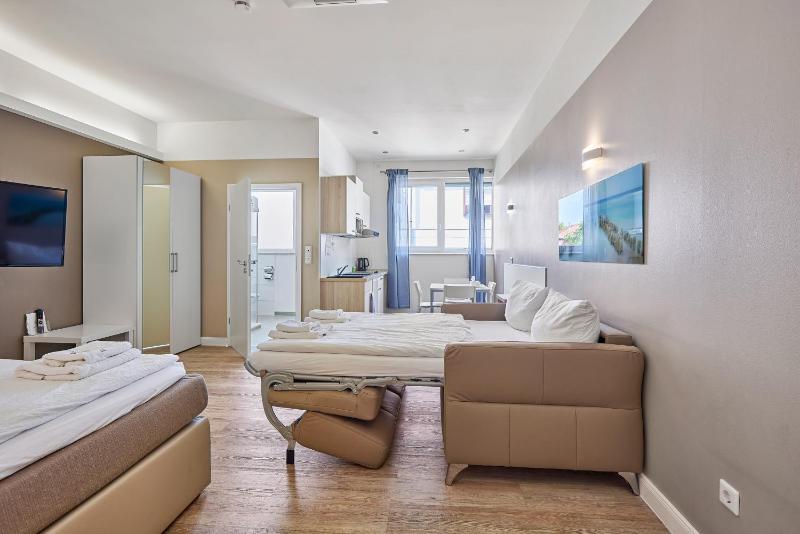 Double Room with Balcony image 2