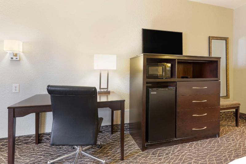 King Room with Sofa Bed - Non Smoking image 3