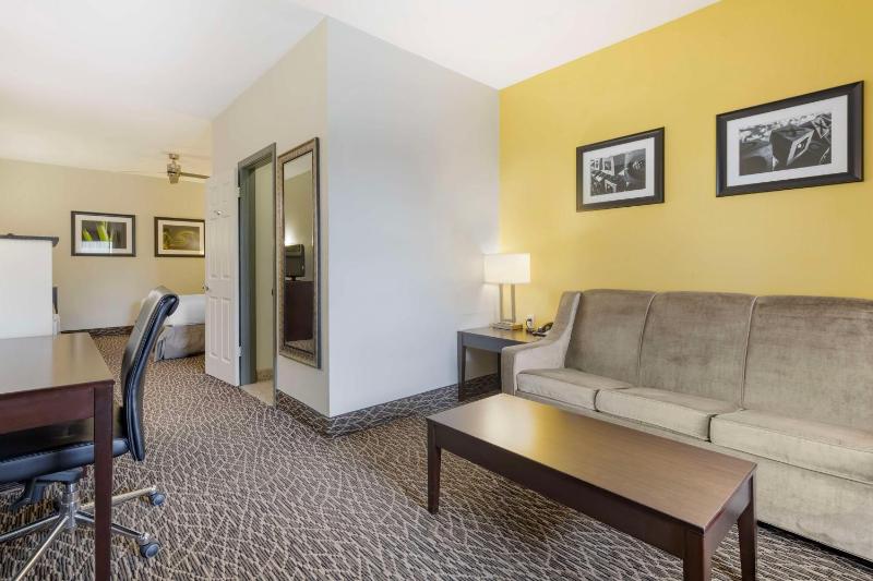 King Suite with Sofa Bed - Non Smoking image 1