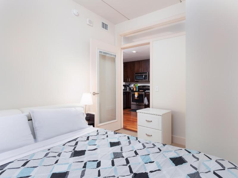 Pet Friendly 2 Bedroom and 2 Bathroom Apartment near Rittenhouse apts - image 11