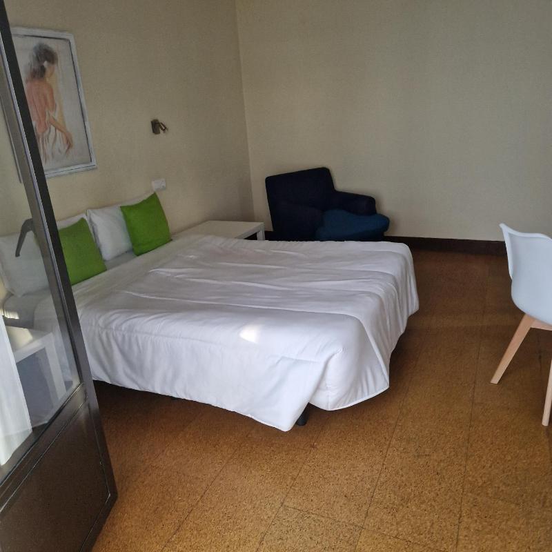 Budget Double Room with Shared Bathroom image 1