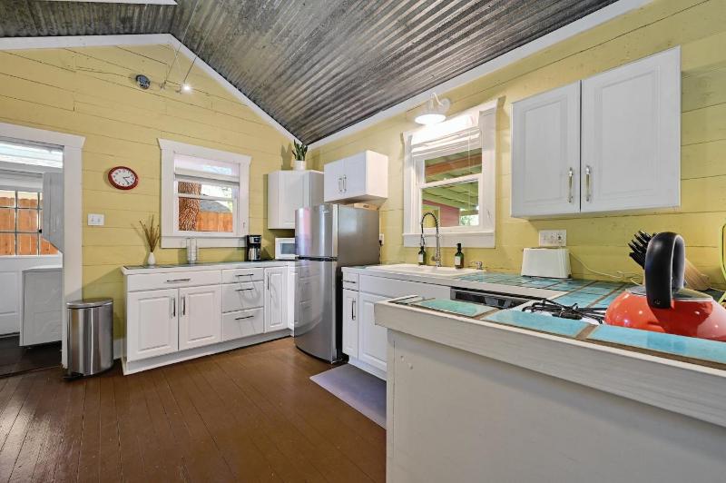 Peaceful Bungalow with Fenced Yard near Shops and Cafes - image 10