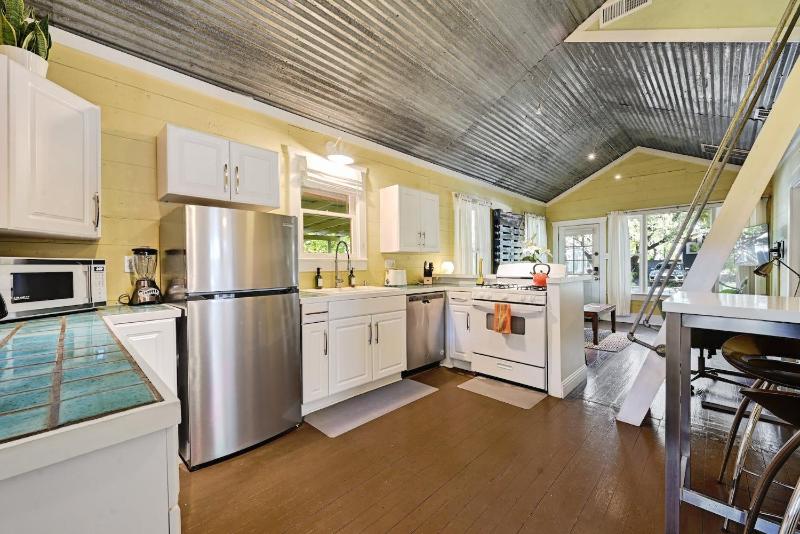 Peaceful Bungalow with Fenced Yard near Shops and Cafes - image 9