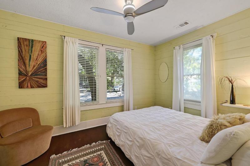 Peaceful Bungalow with Fenced Yard near Shops and Cafes - image 12