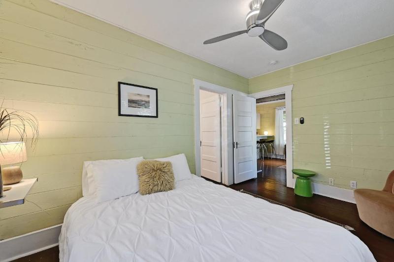 Peaceful Bungalow with Fenced Yard near Shops and Cafes - image 8