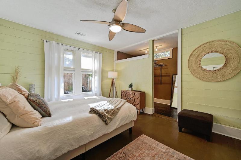 Peaceful Bungalow with Fenced Yard near Shops and Cafes - image 16