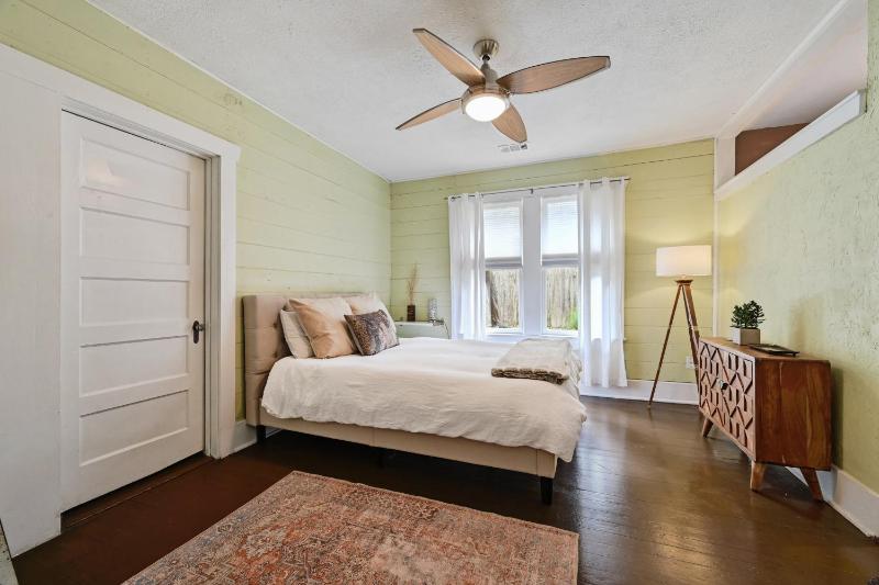 Peaceful Bungalow with Fenced Yard near Shops and Cafes - image 18