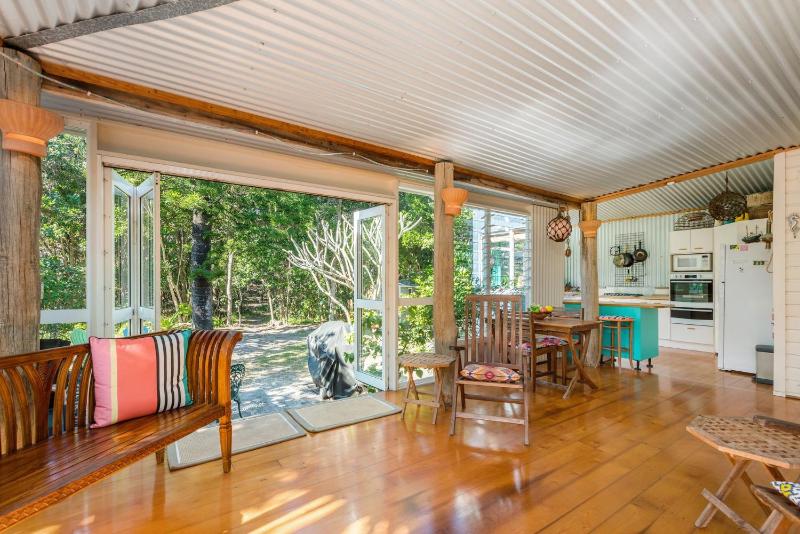 Beachcombers Cottage - beachfront pet retreat - image 9