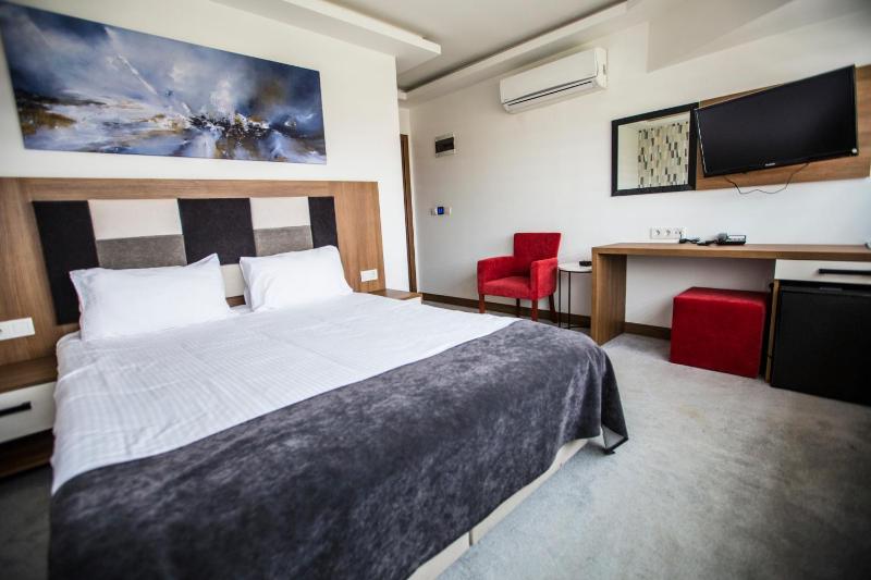 Single Room with Bathroom image 3