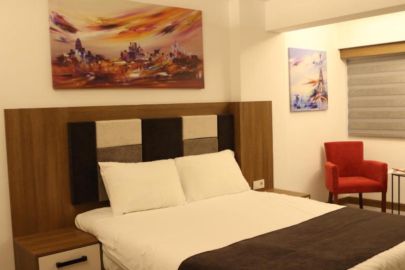 Single Room with Bathroom image 1