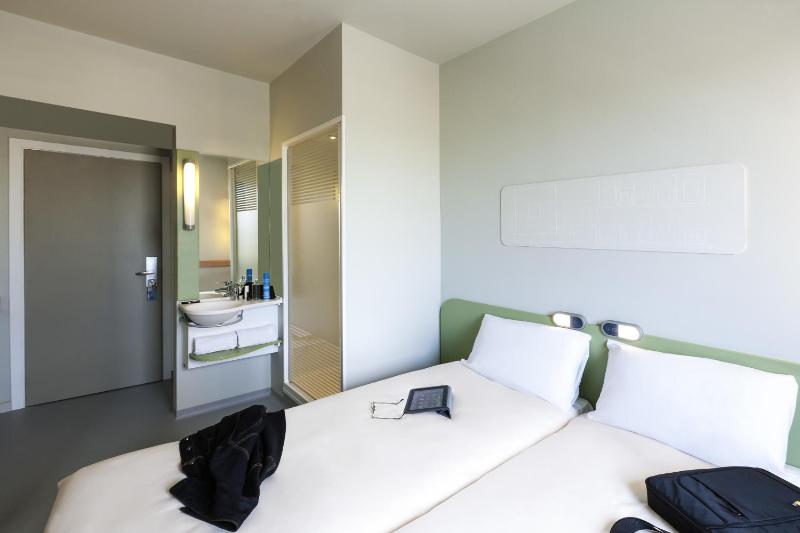 Twin Room image 4