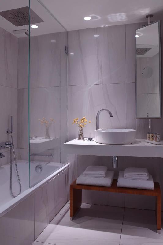 Family room with Courtyard View - 1 Queen Bed and 2 Twin Beds image 2