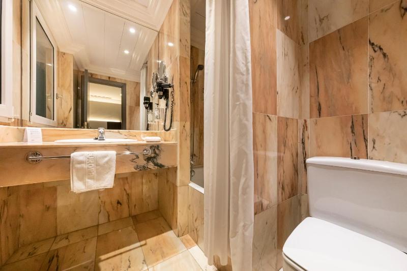 Small Double Room with views of the Bull running image 2