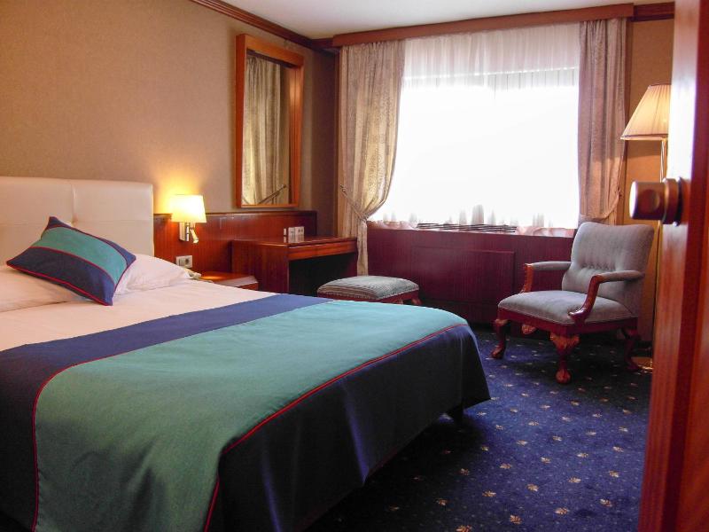 Standard Double Room image 4