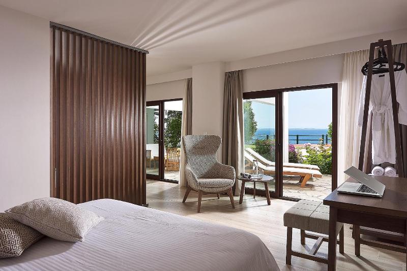 Deluxe Suite with Sea View image 4