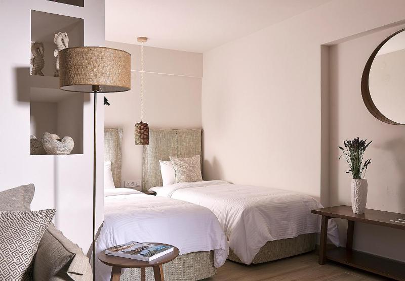 Deluxe Suite with Sea View image 2