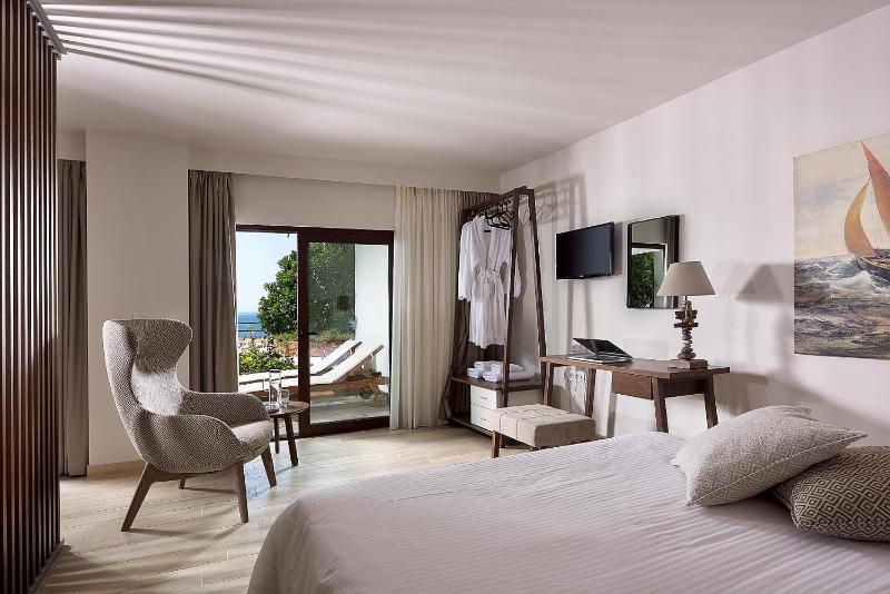 Deluxe Suite with Sea View image 3